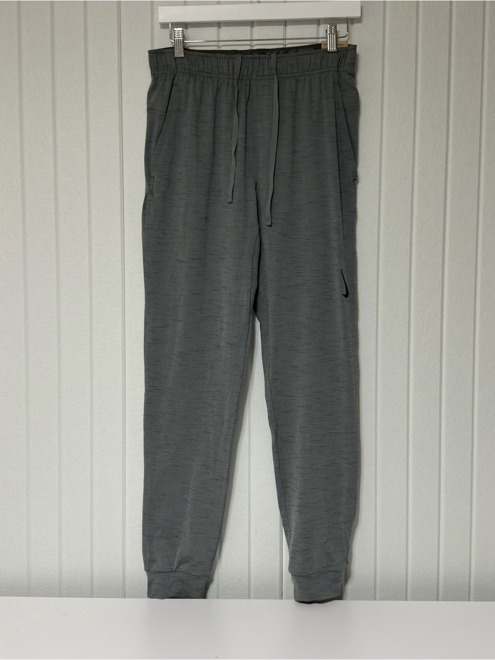 Nike Men’s Heather Gray Yoga Sweatpant Joggers with Black Swoosh